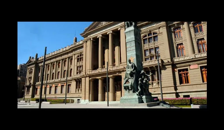 Corte suprema condena a padre a pagar una indemnización a afectada por fotos de connotación sexual