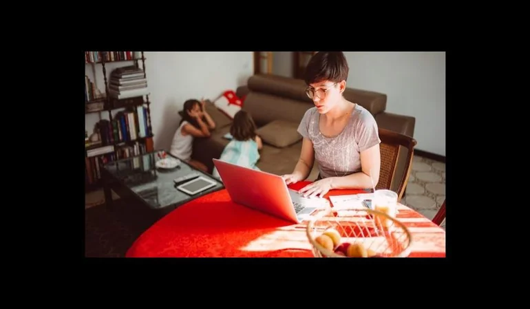 Dirección del trabajo permite a los padres realizar teletrabajo durante estas vacaciones de invierno