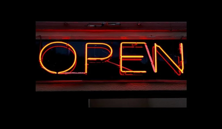¿Es recomendable el uso de nombres locales o personales para registrar mi marca comercial?