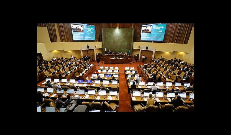 Camara de diputados aprobó comisión para investigar compras de fonasa.
