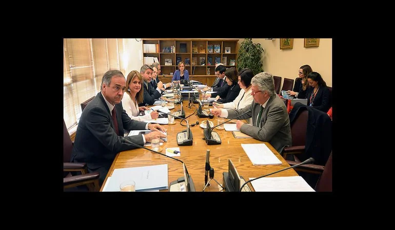 Comisión de salud del Senado aprueba proyecto que despenaliza el aborto en tres causales.